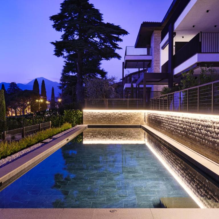 SalvatoreHomes - Casa Azura - Ultra Luxury Waterfront Apartment in the Heart of Torri del Benaco with Saltwater Pool & Direct Beach Access - Appartement - Vue sur Lac - 8