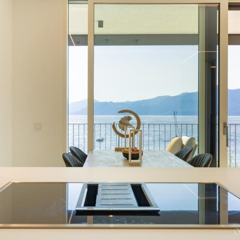 SalvatoreHomes - Casa Azura - Ultra Luxury Waterfront Apartment in the Heart of Torri del Benaco with Saltwater Pool & Direct Beach Access - Appartement - Vue sur Lac - 16