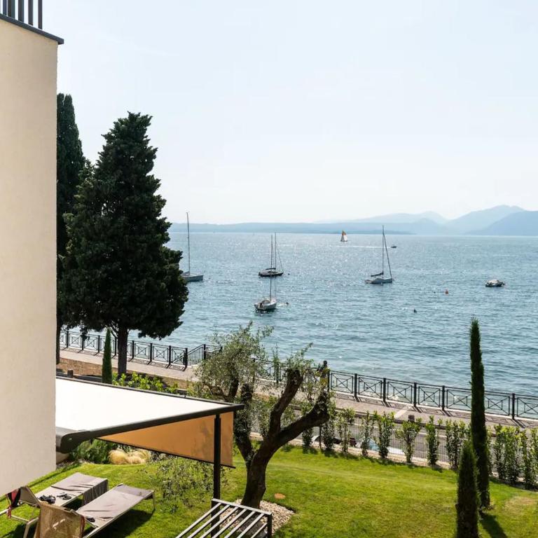 SalvatoreHomes - Casa Azura - Ultra Luxury Waterfront Apartment in the Heart of Torri del Benaco with Saltwater Pool & Direct Beach Access - Appartement - Vue sur Lac - 38