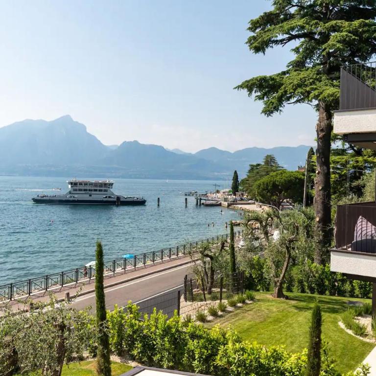 SalvatoreHomes - Casa Azura - Ultra Luxury Waterfront Apartment in the Heart of Torri del Benaco with Saltwater Pool & Direct Beach Access - Appartement - Vue sur Lac - 22