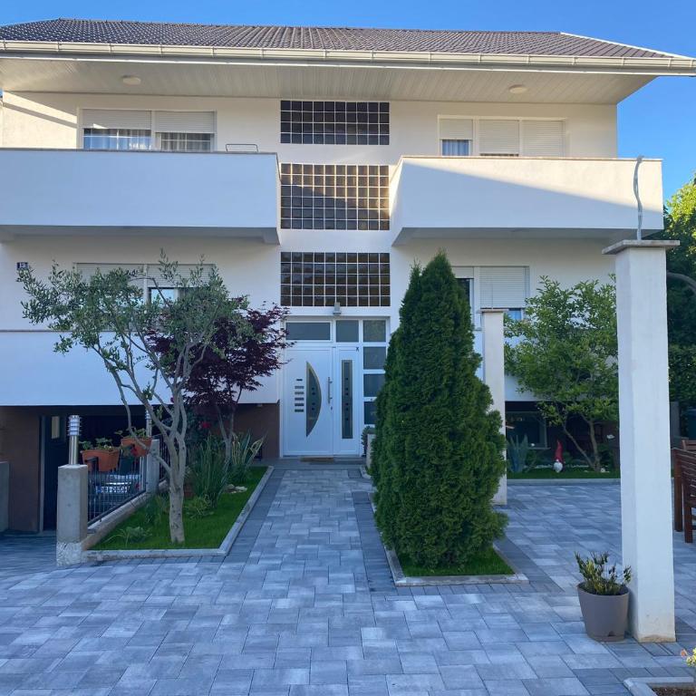 Guest House NO 13 - Three-Bedroom Apartment - 23