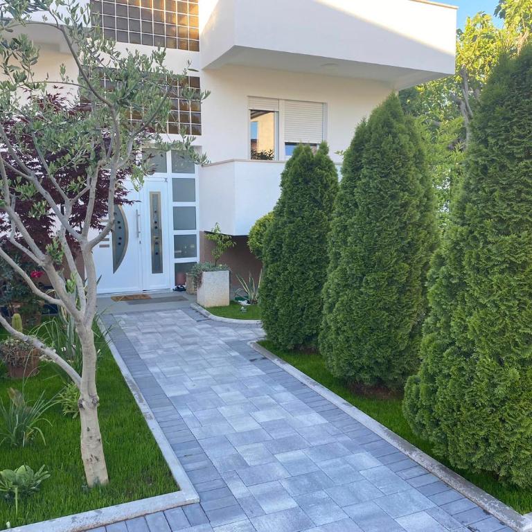 Guest House NO 13 - Three-Bedroom Apartment - 26
