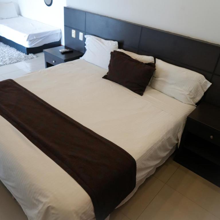 Serenity Suites Casa Boutique - Suite con cama grande y balcón - 10