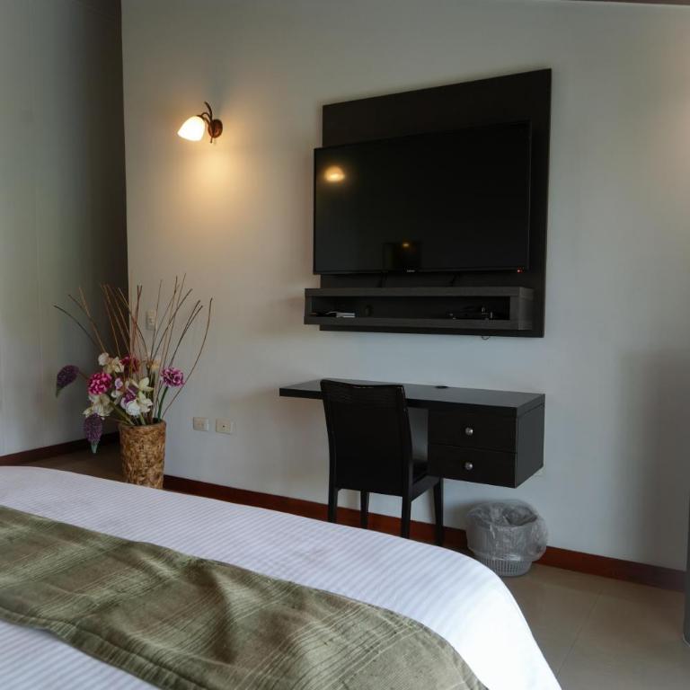 Serenity Suites Casa Boutique - Suite with Balcony - 9