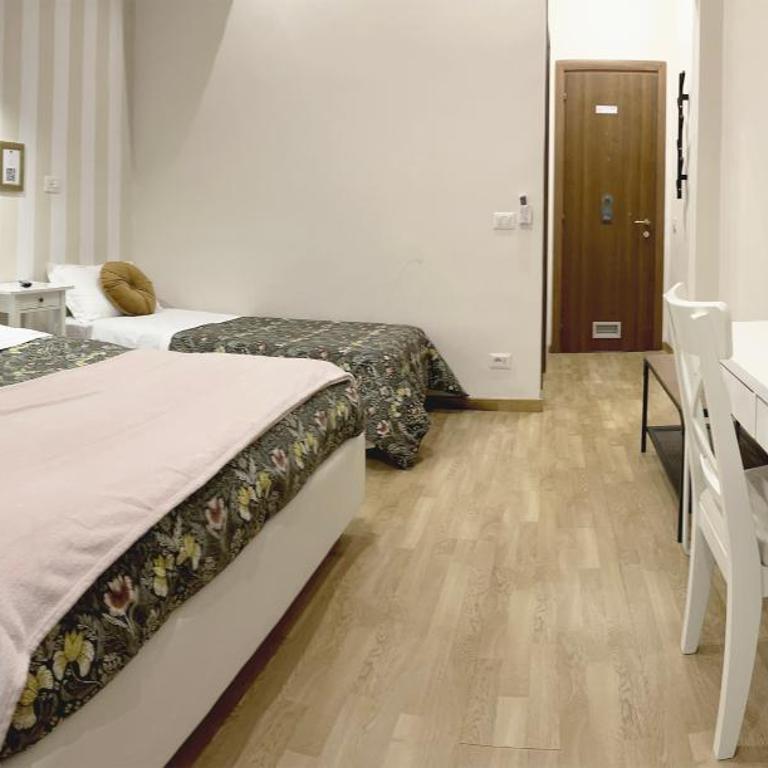 Monti49 GuestHouse - Camera Tripla Comfort - 8