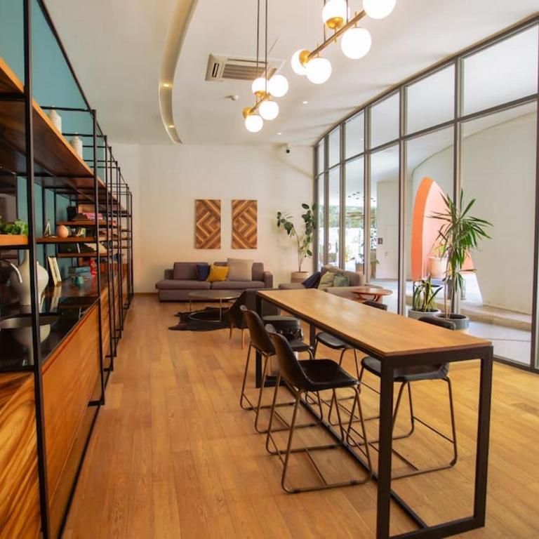 Spacious 3 bedroom apartment with cool amenities - Three-Bedroom Apartment - 50