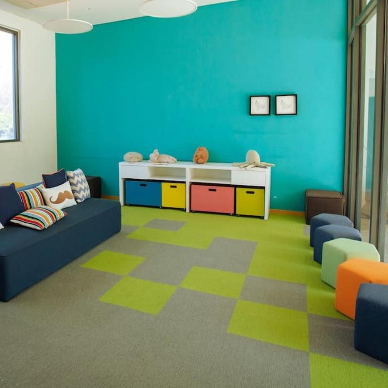Spacious 3 bedroom apartment with cool amenities - Three-Bedroom Apartment - 70