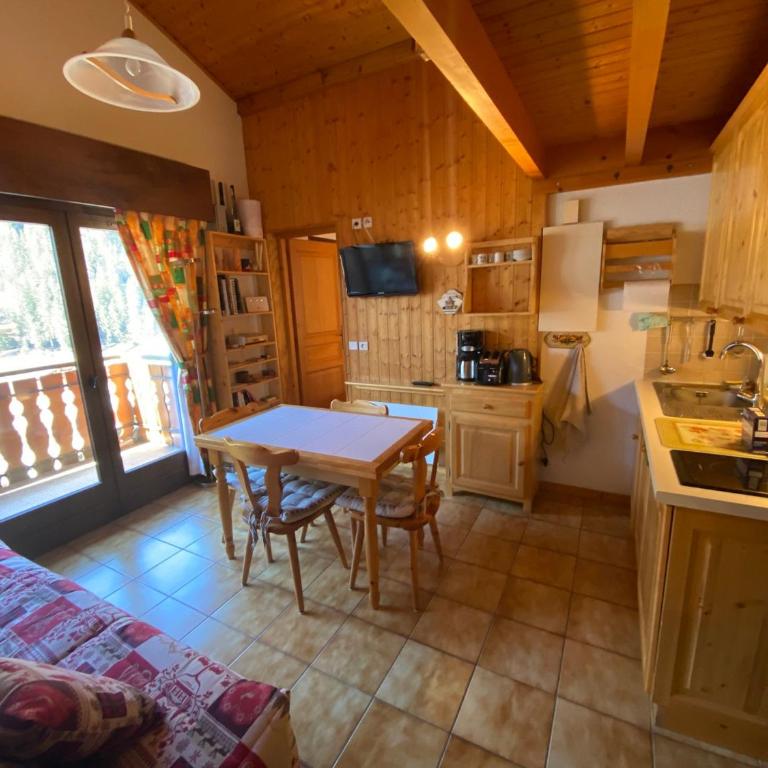 Charmant duplex avec balcon, proche ski et navettes, parking, WIFI - FR-1-693-109 - Appartement - 7