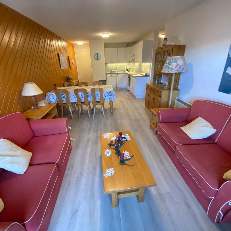 Grand appartement proche centre avec balcon et parking couvert - FR-1-693-107 - Appartement - 2