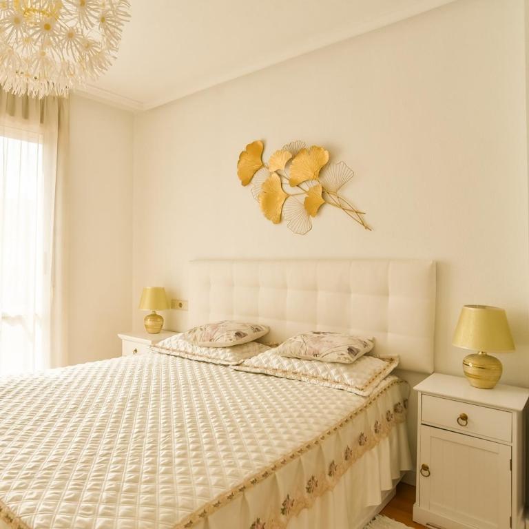 Atico con 2 dormitorios garaje y piscina - Apartamento de 2 dormitorios - 1