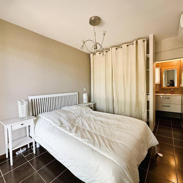 Villa CORAIL privée et climatisée pour 10 personnes avec piscine et superbe vue mer et collines à La Londe-les-Maures - Maison 5 Chambres - 25