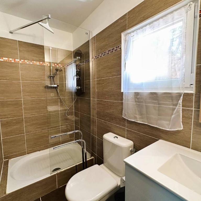 Villa CORAIL privée et climatisée pour 10 personnes avec piscine et superbe vue mer et collines à La Londe-les-Maures - Maison 5 Chambres - 26