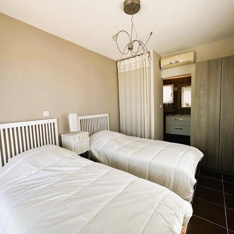 Villa CORAIL privée et climatisée pour 10 personnes avec piscine et superbe vue mer et collines à La Londe-les-Maures - Maison 5 Chambres - 27