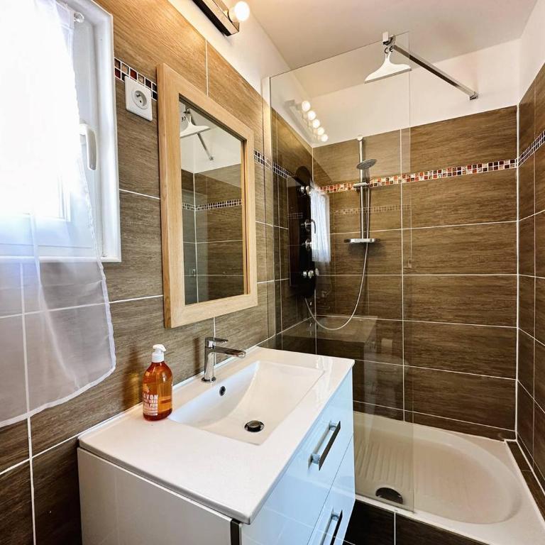 Villa CORAIL privée et climatisée pour 10 personnes avec piscine et superbe vue mer et collines à La Londe-les-Maures - Maison 5 Chambres - 28