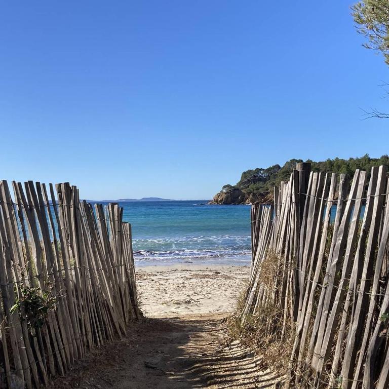 Villa CORAIL privée et climatisée pour 10 personnes avec piscine et superbe vue mer et collines à La Londe-les-Maures - Maison 5 Chambres - 32