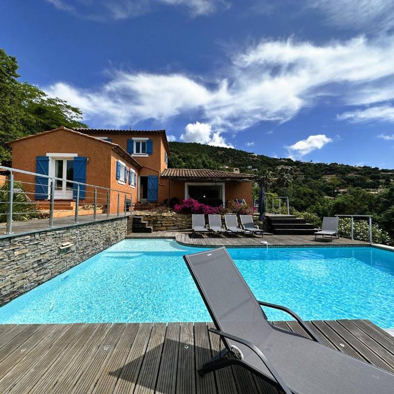Villa CORAIL privée et climatisée pour 10 personnes avec piscine et superbe vue mer et collines à La Londe-les-Maures - Maison 5 Chambres - 6