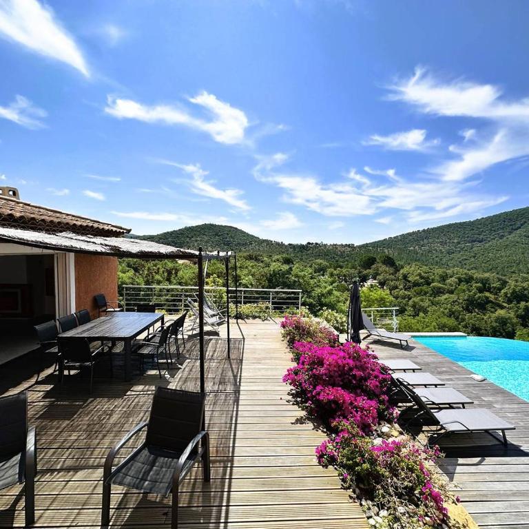 Villa CORAIL privée et climatisée pour 10 personnes avec piscine et superbe vue mer et collines à La Londe-les-Maures - Maison 5 Chambres - 3