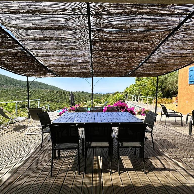 Villa CORAIL privée et climatisée pour 10 personnes avec piscine et superbe vue mer et collines à La Londe-les-Maures - Maison 5 Chambres - 5
