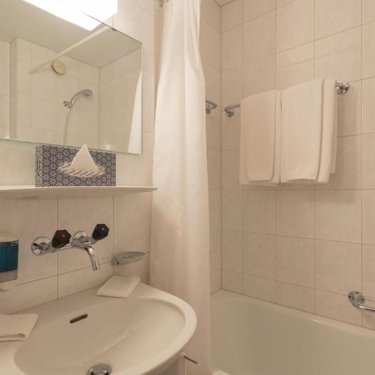 Hotel Bellevue - Traditional Swiss Hideaway - Doppelzimmer – Nordseite ohne Balkon - 4