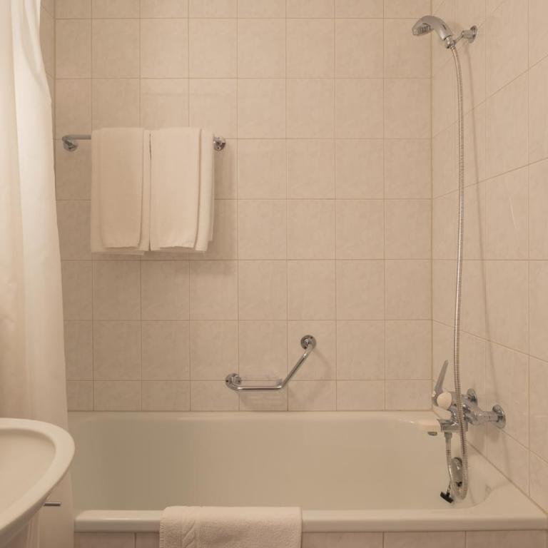 Hotel Bellevue - Traditional Swiss Hideaway - Doppelzimmer – Nordseite ohne Balkon - 5