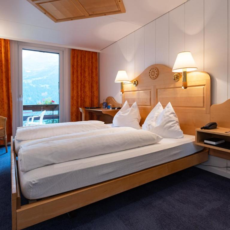 Hotel Bellevue - Traditional Swiss Hideaway - Doppelzimmer mit Panoramablick auf die Jungfrau und Balkon - 3