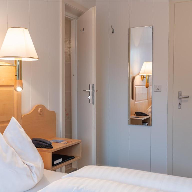 Hotel Bellevue - Traditional Swiss Hideaway - Doppelzimmer mit Panoramablick auf die Jungfrau und Balkon - 8