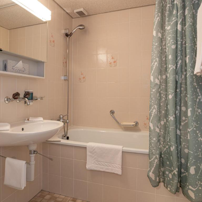 Hotel Bellevue - Traditional Swiss Hideaway - Doppelzimmer mit Panoramablick auf die Jungfrau und Balkon - 7