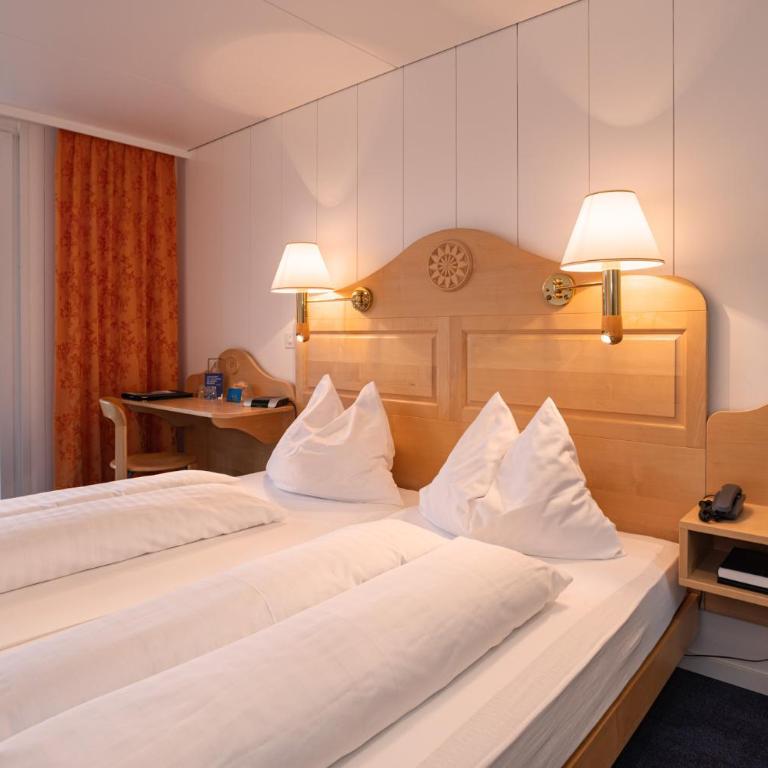 Hotel Bellevue - Traditional Swiss Hideaway - Doppelzimmer mit Panoramablick auf die Jungfrau und Balkon - 5