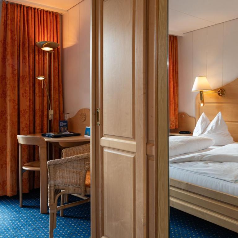Hotel Bellevue - Traditional Swiss Hideaway - Doppelzimmer mit Panoramablick auf die Jungfrau und Balkon - 13