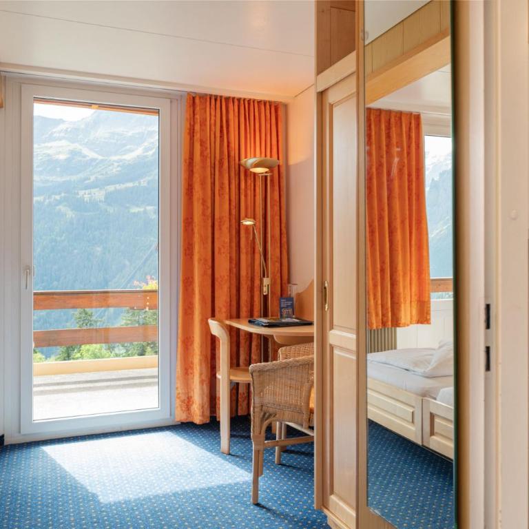 Hotel Bellevue - Traditional Swiss Hideaway - Doppelzimmer mit Panoramablick auf die Jungfrau und Balkon - 12