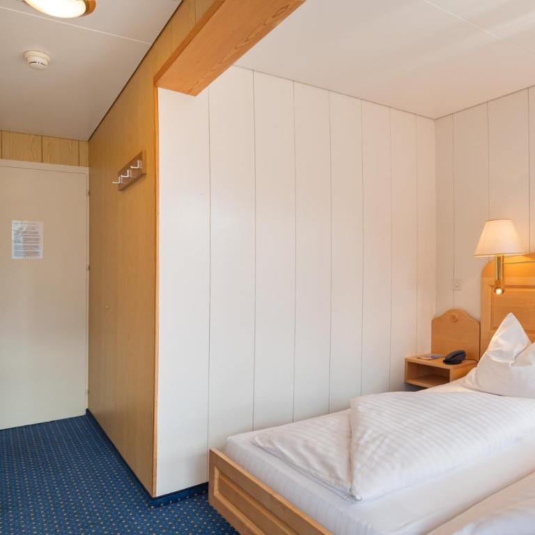 Hotel Bellevue - Traditional Swiss Hideaway - Doppelzimmer mit Panoramablick auf die Jungfrau und Balkon - 9