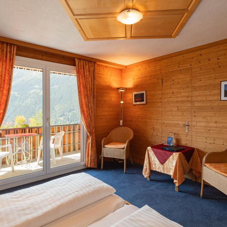 Hotel Bellevue - Traditional Swiss Hideaway - Doppelzimmer mit Panoramablick auf die Jungfrau und Balkon - 15