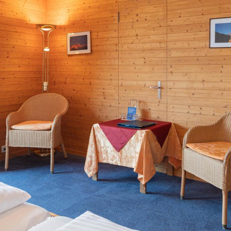 Hotel Bellevue - Traditional Swiss Hideaway - Doppelzimmer mit Panoramablick auf die Jungfrau und Balkon - 21