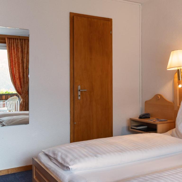 Hotel Bellevue - Traditional Swiss Hideaway - Doppelzimmer mit Panoramablick auf die Jungfrau und Balkon - 19