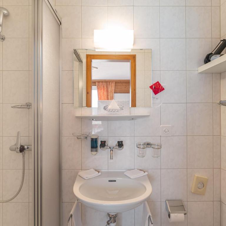 Hotel Bellevue - Traditional Swiss Hideaway - Doppelzimmer mit Panoramablick auf die Jungfrau und Balkon - 16