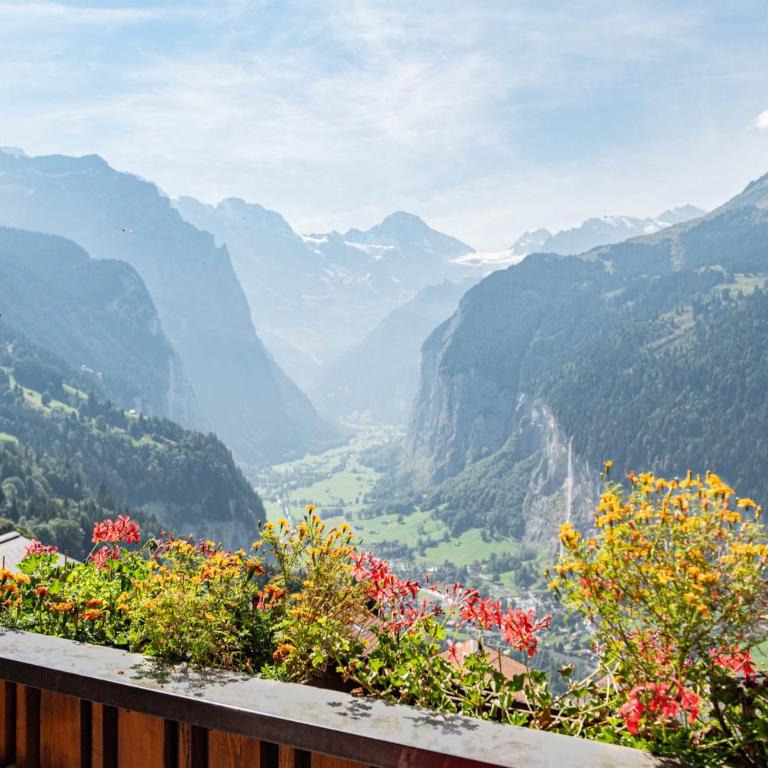 Hotel Bellevue - Traditional Swiss Hideaway - Doppelzimmer mit Panoramablick auf die Jungfrau und Balkon - 18