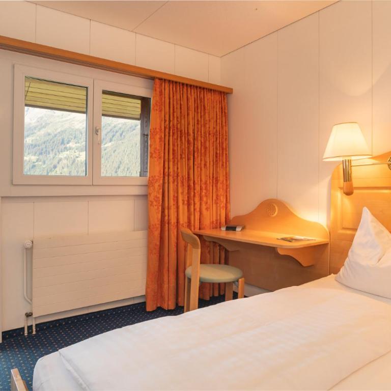Hotel Bellevue - Traditional Swiss Hideaway - Doppelzimmer mit Panoramablick auf die Jungfrau und Balkon - 25