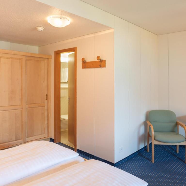 Hotel Bellevue - Traditional Swiss Hideaway - Doppelzimmer mit Panoramablick auf die Jungfrau und Balkon - 28