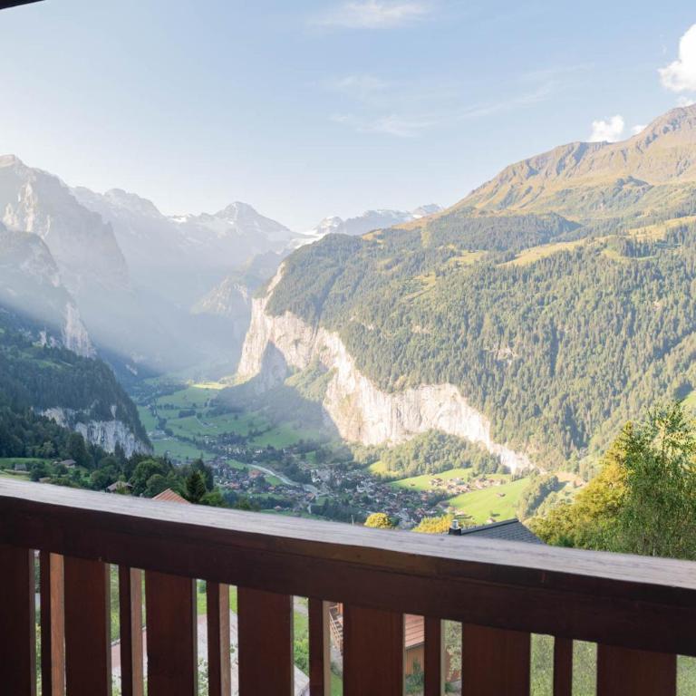 Hotel Bellevue - Traditional Swiss Hideaway - Doppelzimmer mit Panoramablick auf die Jungfrau und Balkon - 24