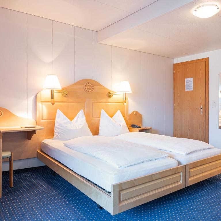 Hotel Bellevue - Traditional Swiss Hideaway - Doppelzimmer mit Panoramablick auf die Jungfrau und Balkon - 26