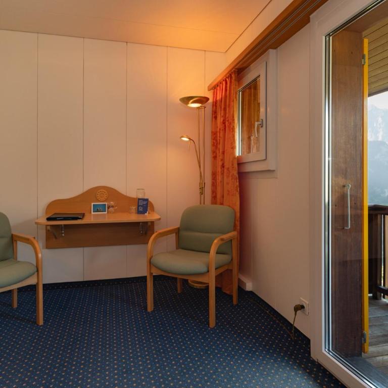 Hotel Bellevue - Traditional Swiss Hideaway - Doppelzimmer mit Panoramablick auf die Jungfrau und Balkon - 22