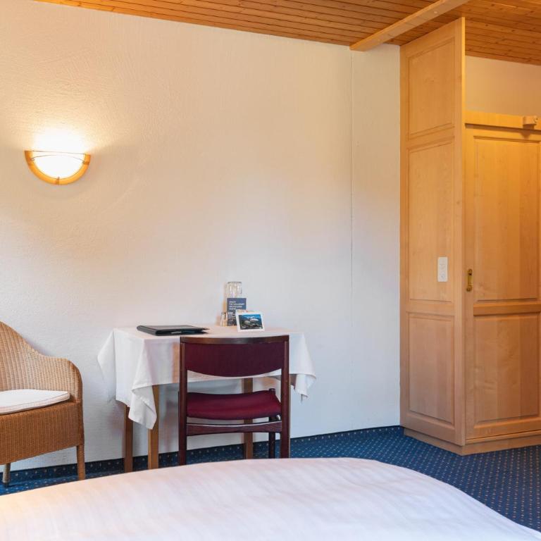 Hotel Bellevue - Traditional Swiss Hideaway - Doppelzimmer – Nordseite ohne Balkon - 10