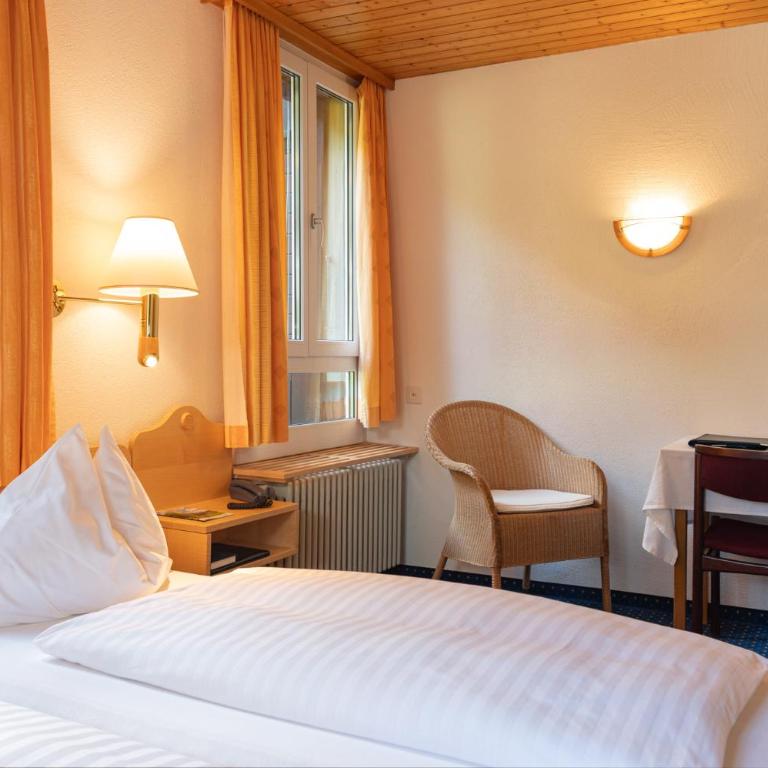 Hotel Bellevue - Traditional Swiss Hideaway - Doppelzimmer – Nordseite ohne Balkon - 9