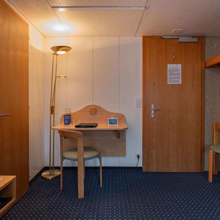 Hotel Bellevue - Traditional Swiss Hideaway - Einzelzimmer mit Panoramablick auf die Jungfrau und Balkon - 5