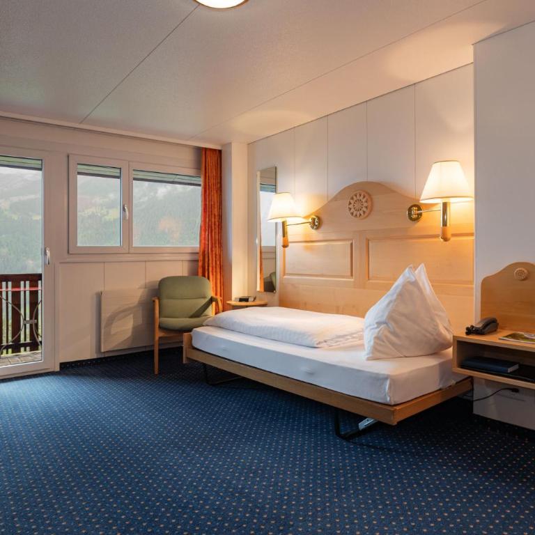 Hotel Bellevue - Traditional Swiss Hideaway - Einzelzimmer mit Panoramablick auf die Jungfrau und Balkon - 3
