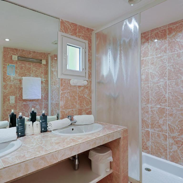 Logis Hotel l'Esterella - Chambre Quadruple avec Douche - 3