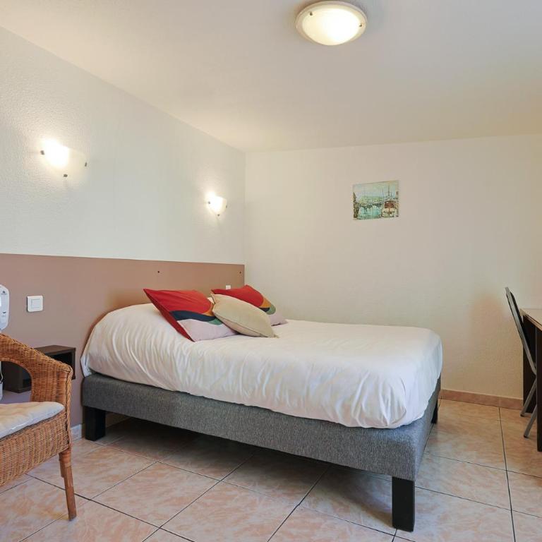 Logis Hotel l'Esterella - Chambre Quadruple avec Douche - 2