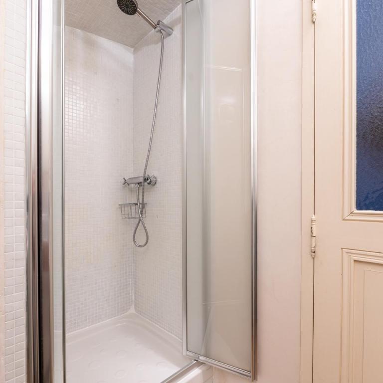 Bed end breakfast du centre - Chambre Quadruple avec Douche - 15