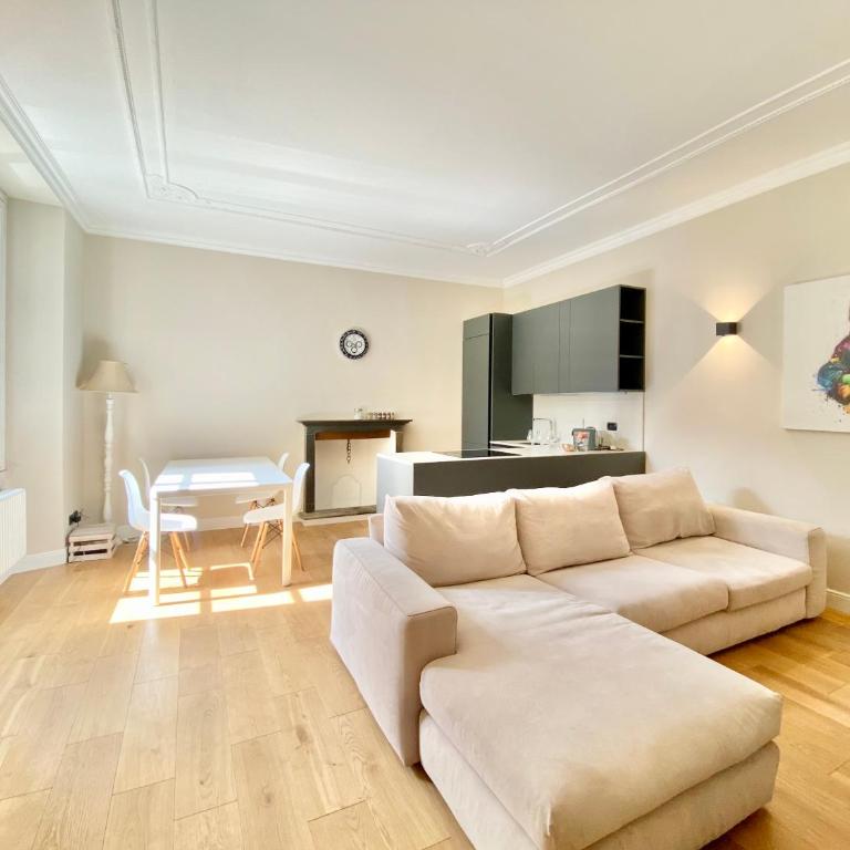 Vincent's artwork - Two-Bedroom Apartment - 1