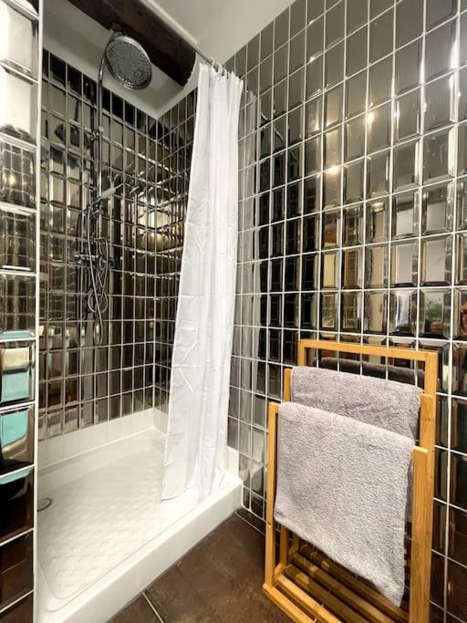 Charme urbain sous les toits-Terrasse/Clim/Parking - Appartement 2 Chambres - 26